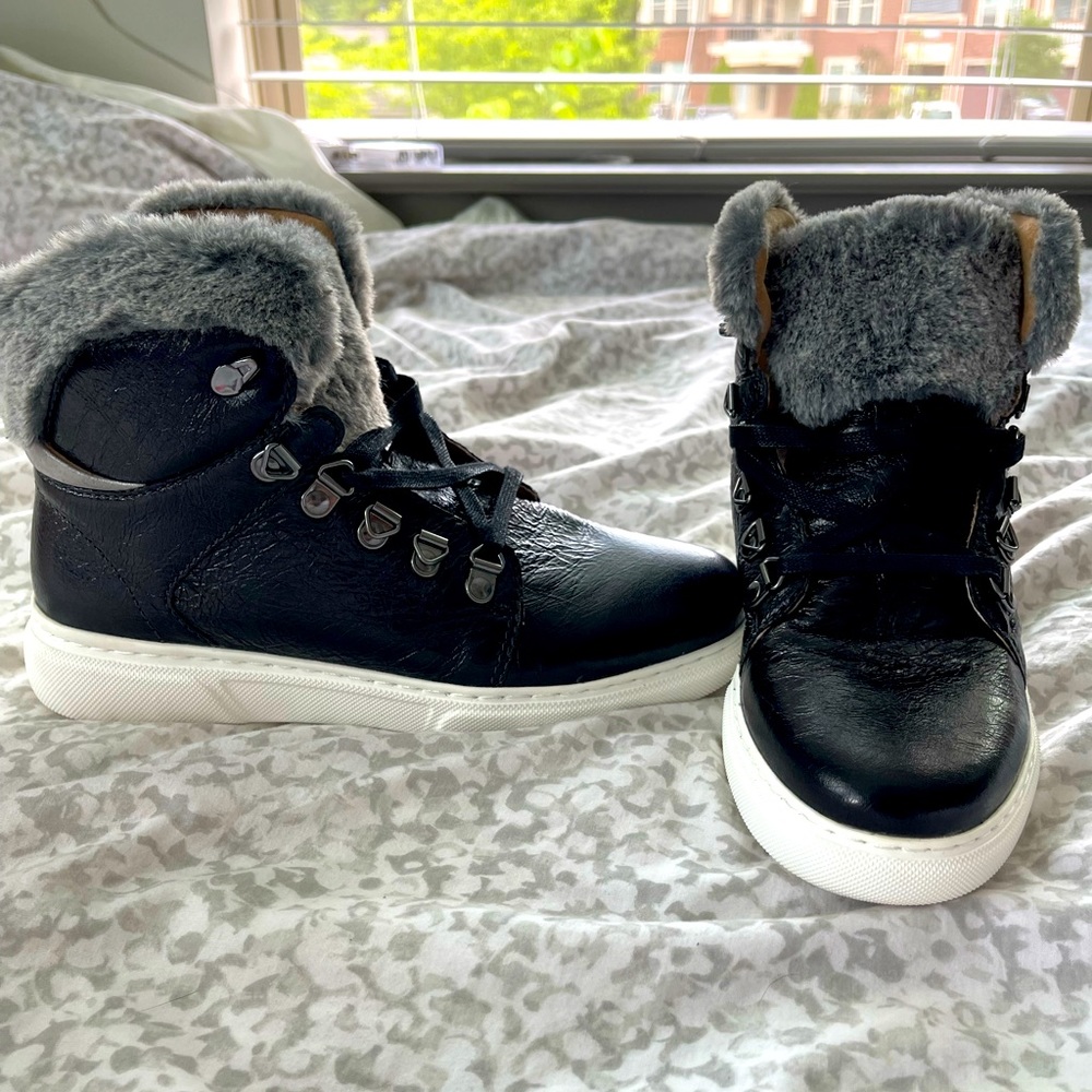 Women’s size 8. Cute and super comfy